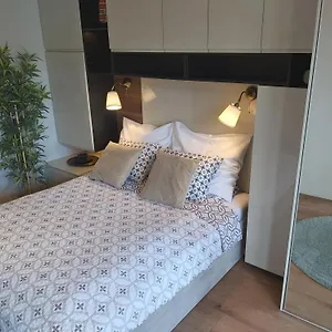 Apartment Siedmiogrodzka - Handy Location, Aircon & Garage Free, Warsaw